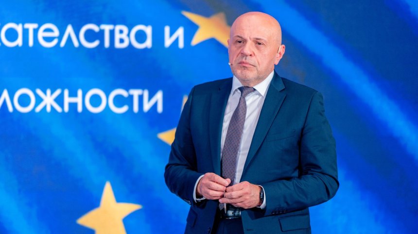 Томислав Дончев: Пред човечеството има много опасности, но еврото не е сред тях