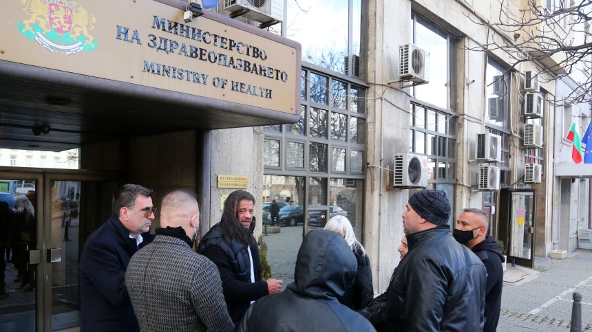 Искат отваряне на ресторантите на 1 февруари, нощните клубове - на 1 март
