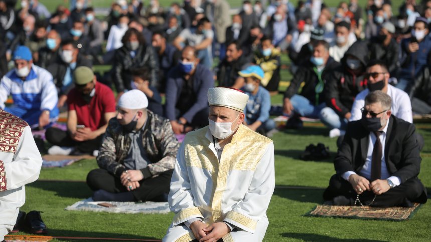 Мюсюлманската общност отбеляза Рамазан Байрам на открито (СНИМКИ)