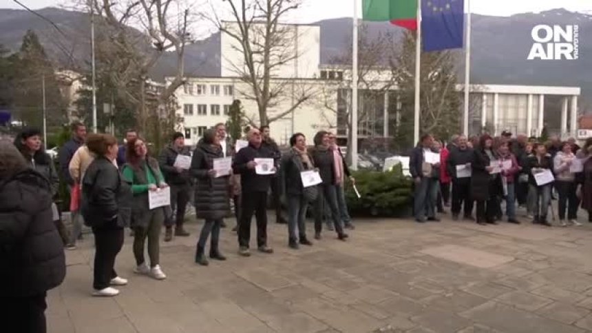 При познати и във фургони: Забравиха ли за пострадалите в Карловско?