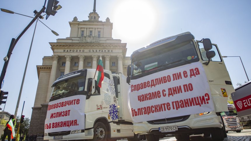 Протестът на превозвачите остава, Петков не ги разубеди