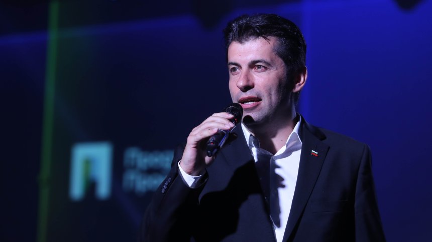 Петков застана зад Васил Терзиев и разказа за баба си и дядо си, които били в концлагер