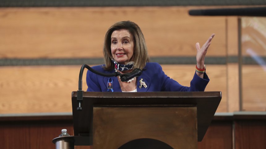 Забраниха на Пелоси да се причестява заради позицията ѝ за абортите