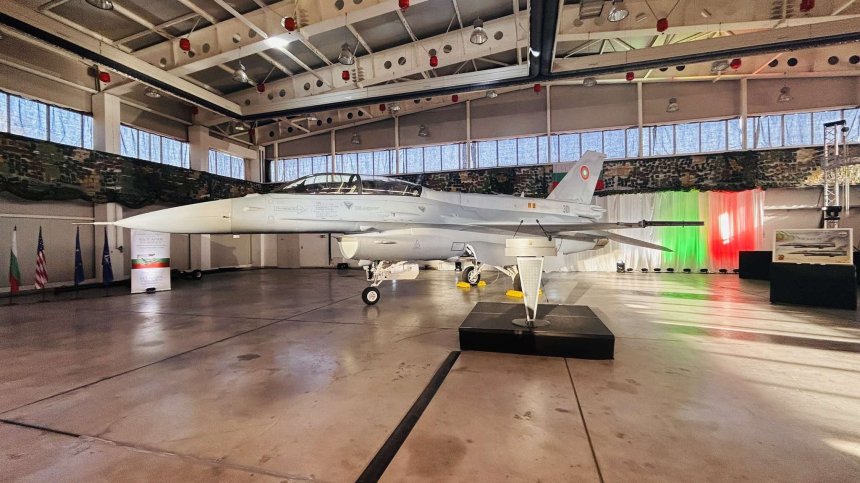 Представят първия български самолет F-16