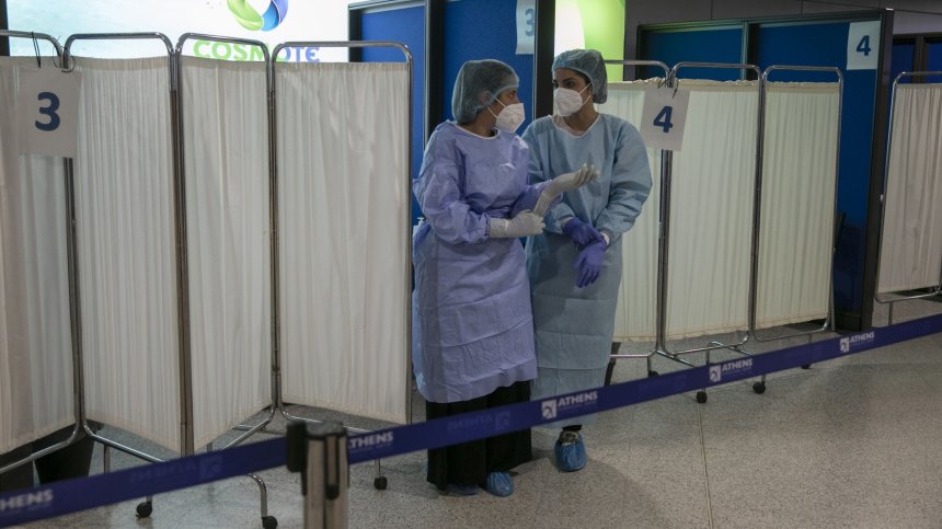 Гърция обмисля да въведе задължителна ваксинация с трета доза за здравните работници