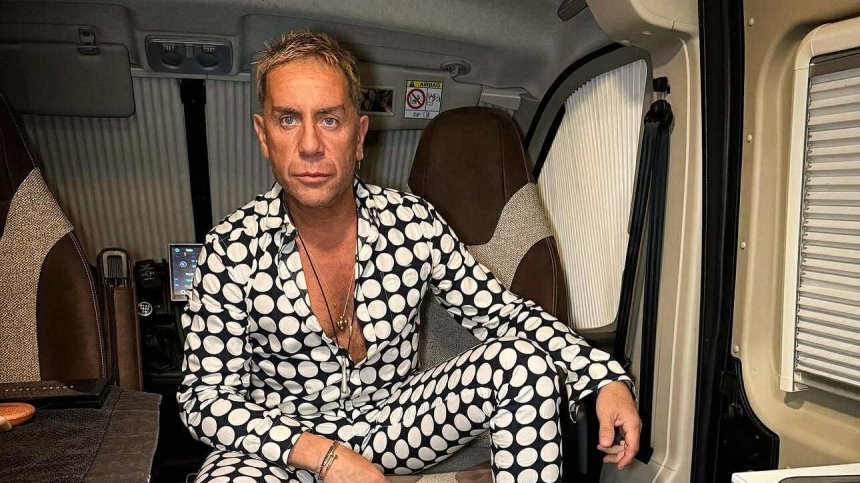 Приеха гръцката звезда Йоргос Мазонакис в психиатрична болница