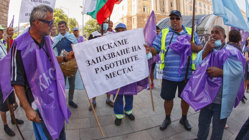 Работници от "Автомагистрали - Черно море" протестират пред МС