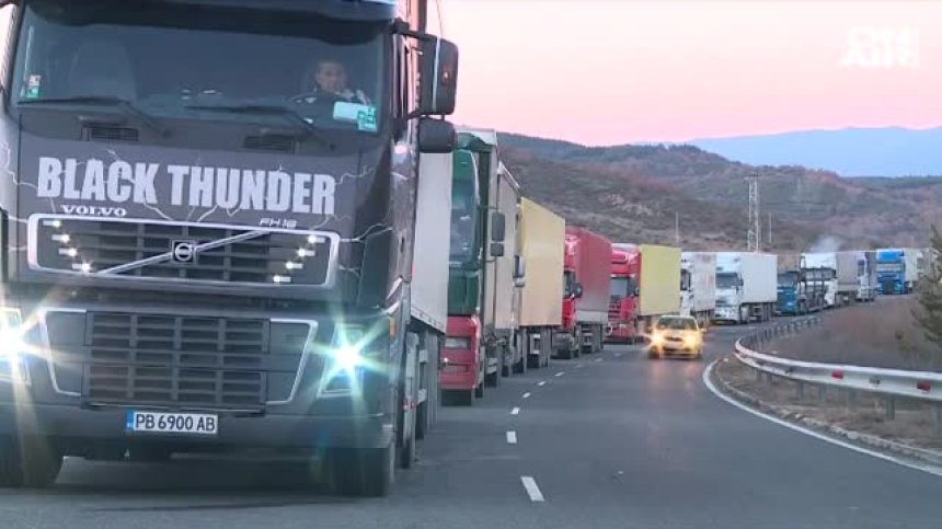 С конвой към България поеха 25 от блокираните ТИР-ове