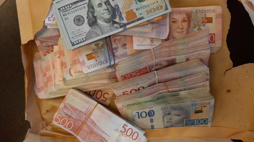 Митничари откриха контрабандна валута за над 137 000 лв.
