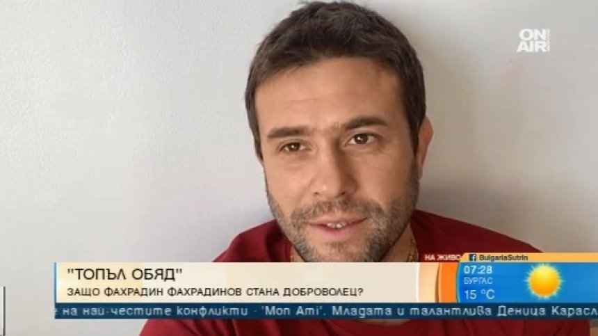 Актьори радват и помагат с топла храна на възрастни хора в нужда
