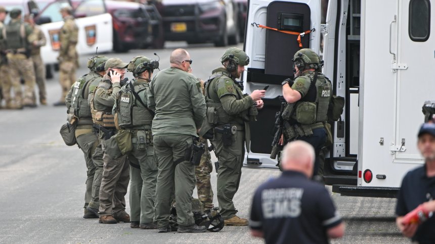 Политическо насилие в САЩ: Застреляна конгресменка и ранени сенатори