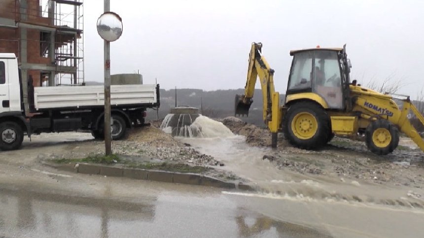 Проблем с канализацията: Шахта бълва фекални води във Варна