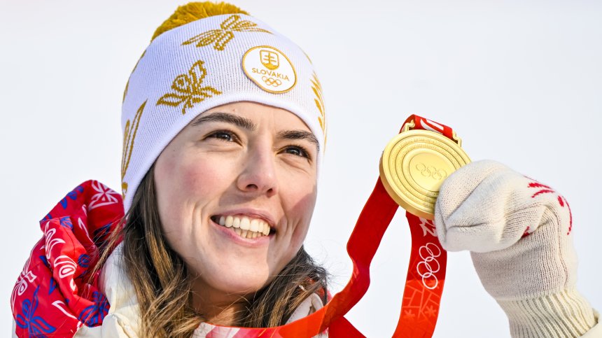 Ева Вукадинова показа дух - спуска се с шина на слалома, златото грабна Петра Влъхова