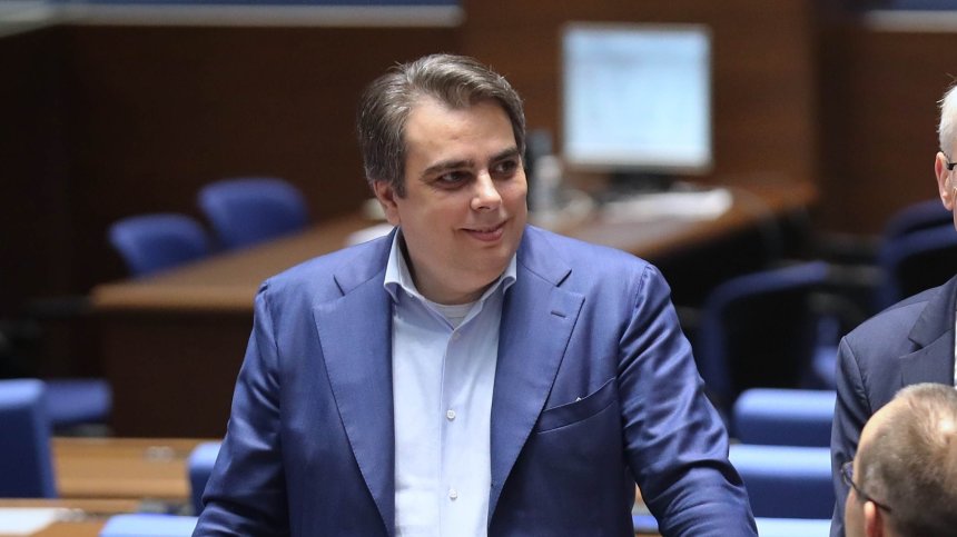 Асен Василев призова Желязков да подаде оставка