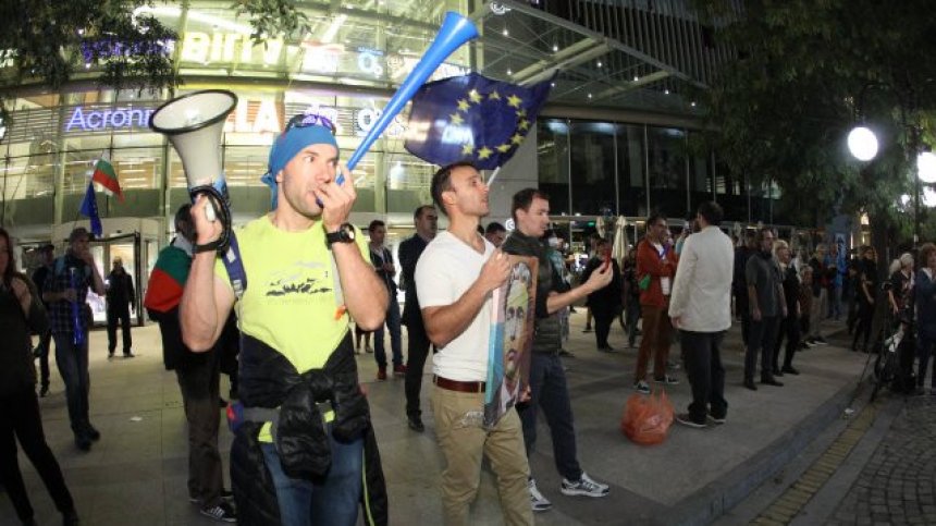 79 ден: Протестиращи обсадиха сградите на БНТ и Столичната община