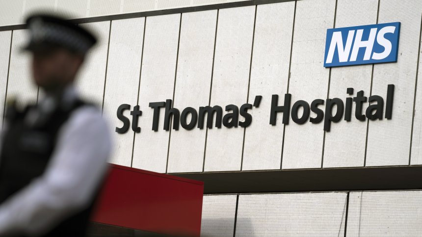 Борис Джонсън за медиците на "Св. Томас": Дължа им живота си