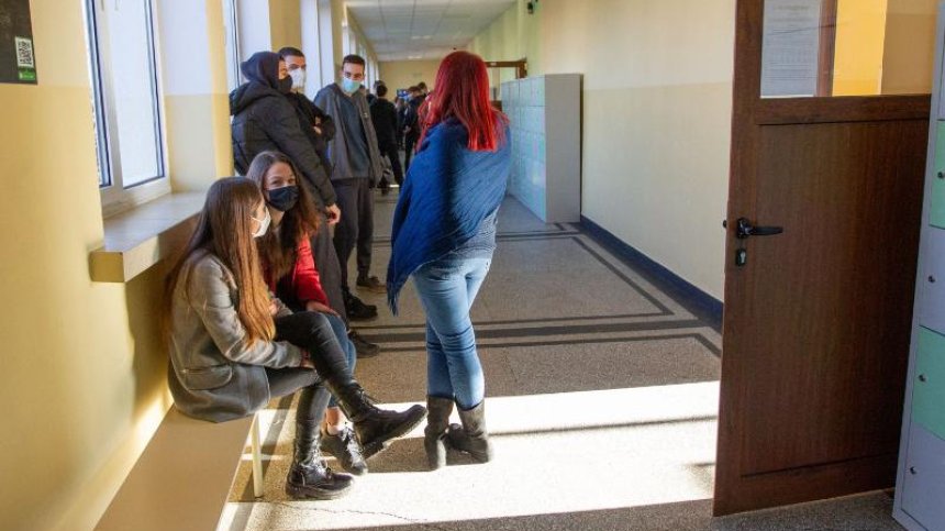 Учениците от 7, 8&nbsp;и 10&nbsp;клас се връщат в класните стаи