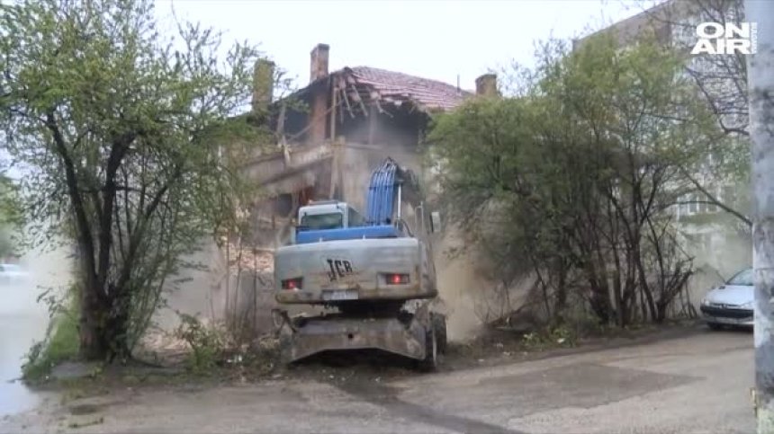 Събарят незаконните постройки в Габрово след побоя