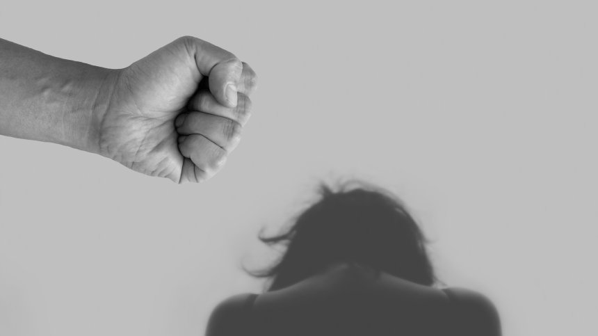 Пребитата съпруга в Пловдив говорела по таен телефон, в тежко състояние е и без далак