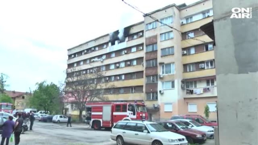 Пожар избухна в апартамент във Враца, евакуирани са възрастна жена и синът ѝ
