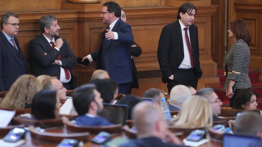 Напрежението и дебатите в НС родиха само заглавието на законопроекта за хартиената бюлетина