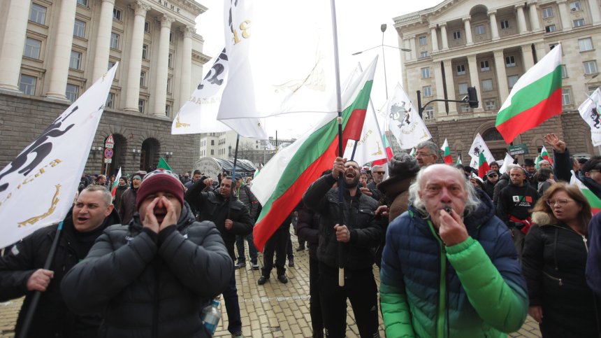 "Възраждане" протестира пред МС, премиерът слезе при Костадинов и недоволните граждани (+СНИМКИ)