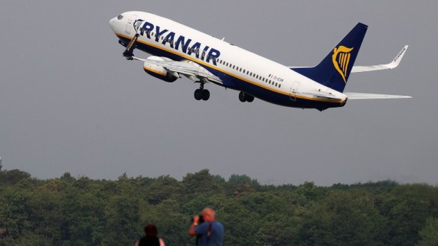Ryanair планира да съкрати 3000 служители заради коронакризата