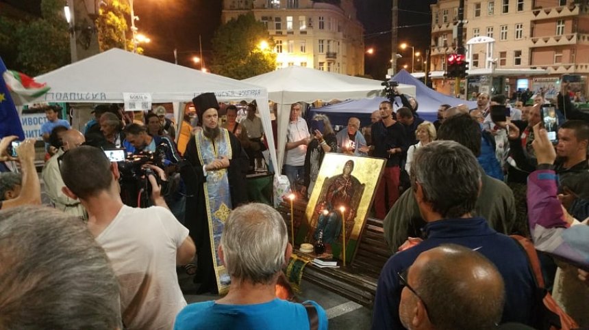 Блокадите в София остават, българите в чужбина отново на протест