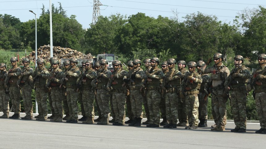 Вдигат с 30% заплатите на военните от 2025 г., реши НС на първо четене
