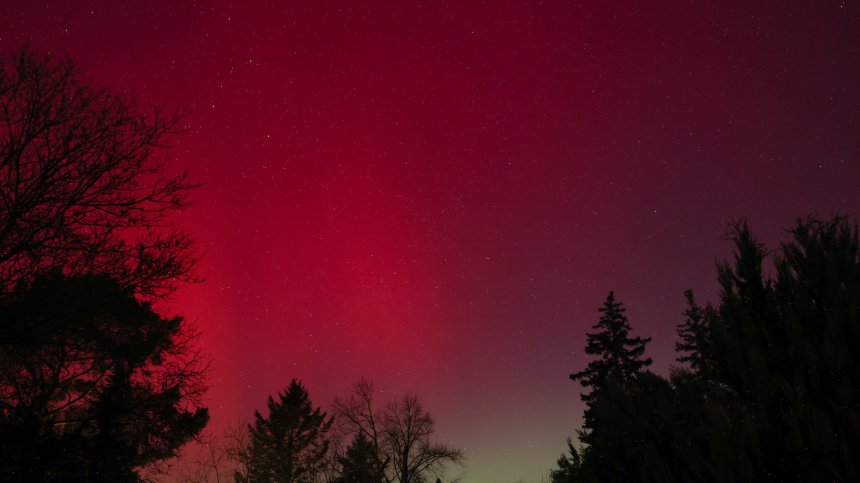 Северното сияние озари по приказен начин различни части на света (СНИМКИ)