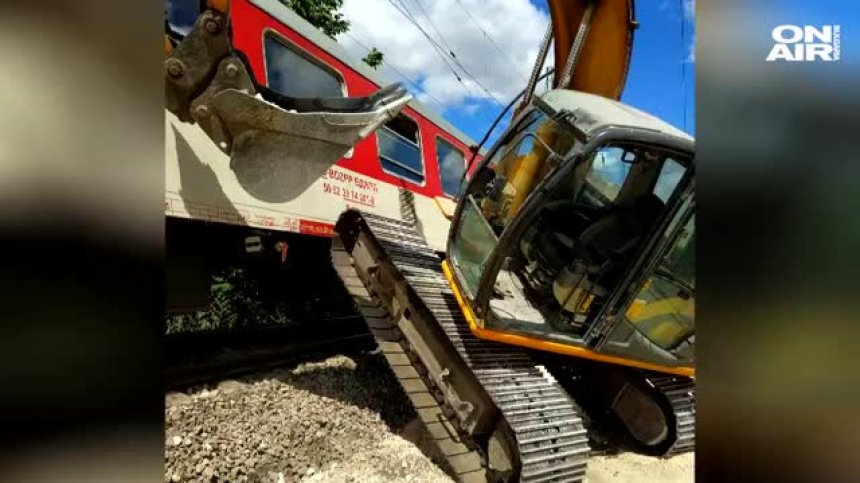 Бързият влак от Варна за София удари багер