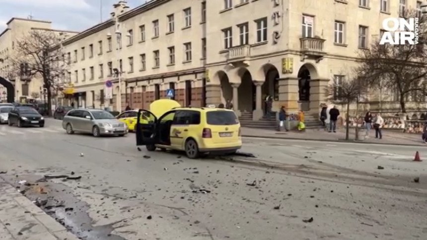 Катастрофа блокира центъра на Велико Търново, двама ранени (+ВИДЕО)