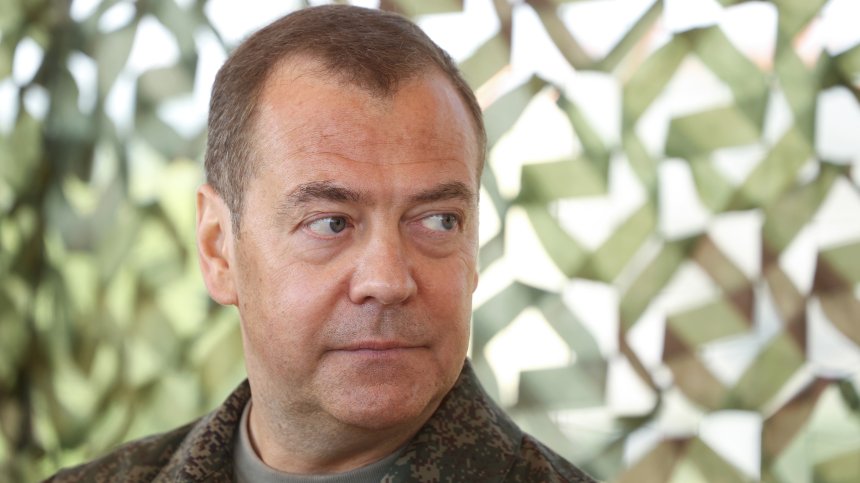 Медведев: Русия е приела над 230 хил. лица в армията