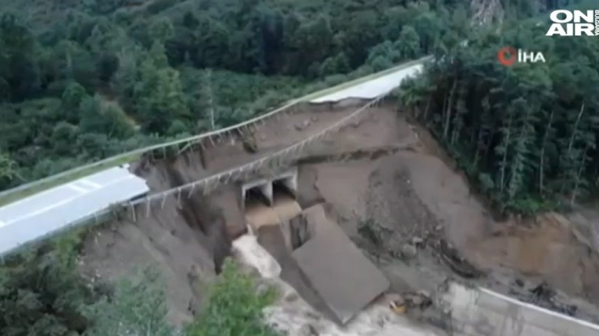 Наводнения откъснаха от света 100 села в Турция, четирима са загинали