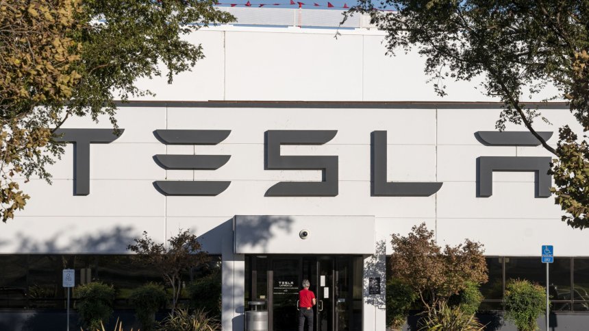 Глобяват с над $130 млн. Tesla заради расизъм и враждебна работна среда