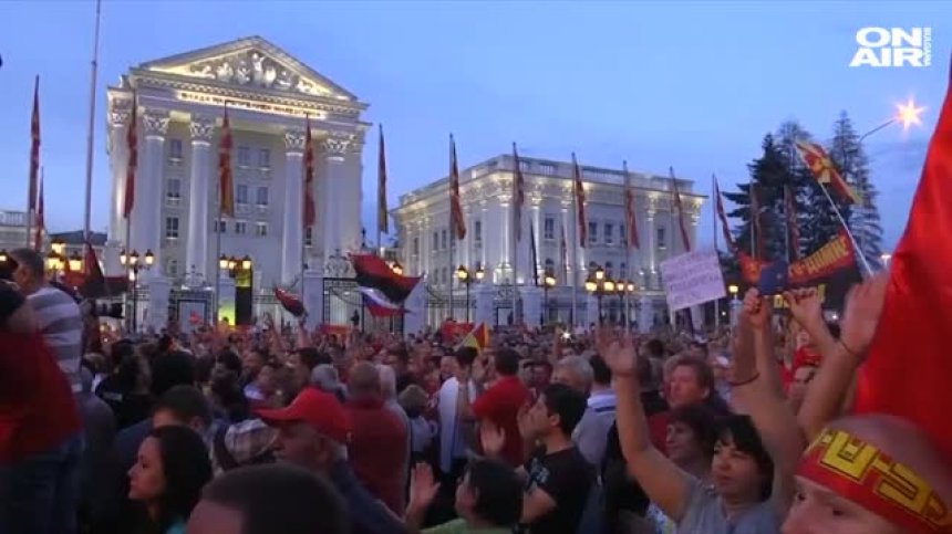 Хиляди протестиращи в Скопие поскаха предсрочни избори