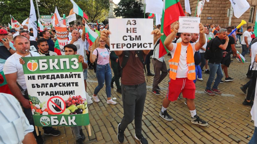 "Аз не съм терорист": Фермери от цялата страна окупираха жълтите павета