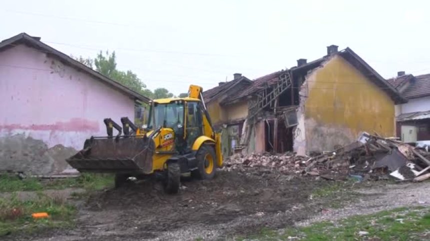 "Тук е страшно да се живее": Събарят къщи в кв. "Младост" във Враца (ВИДЕО)