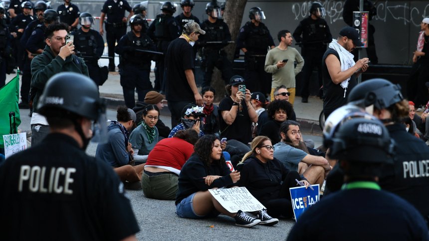 Американски морски пехотинци влизат в Лос Анджелис да овладеят напрежението