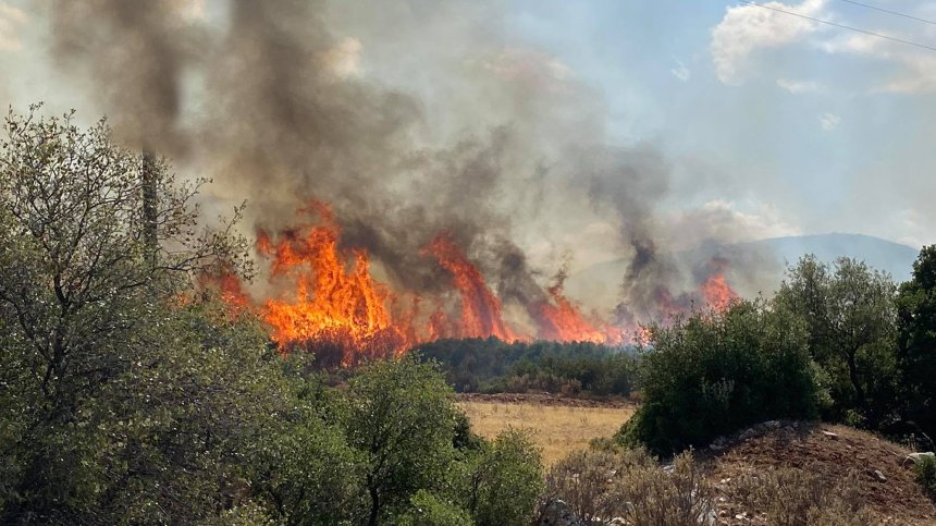 Битката с пламъците в Гърция: Властите арестуваха 13 души заради фойерверки
