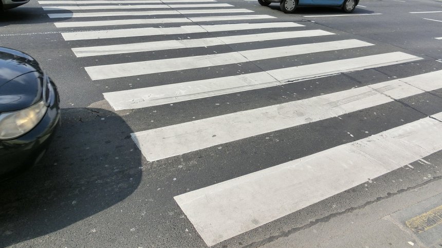Възрастна жена е в болница, след като шофьор я блъсна на пешеходна пътека