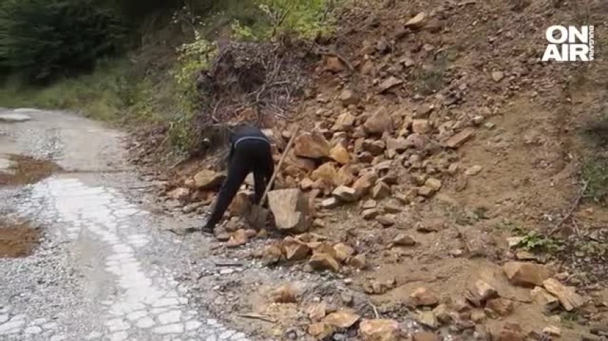 Жители на две смолянски села дадоха последните си пари, за да поправят единствения път