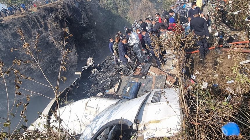 Разбилият се самолет летял над гъсто населен район, стотици военни са на място