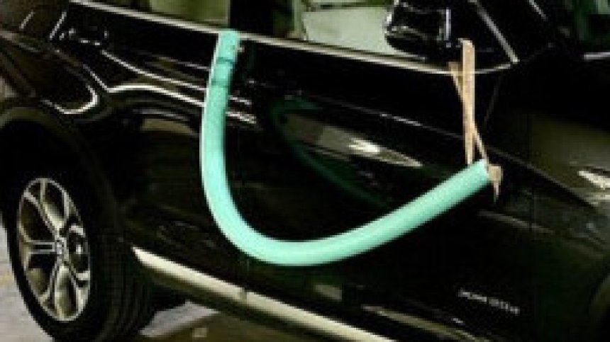 Защо шофьори слагат макарони за плуване по автомобилите си