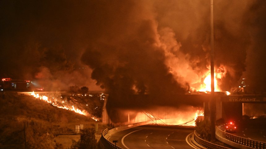 Склад за Зехтин изгоря в Гърция, пътища остават затворени заради пожарите