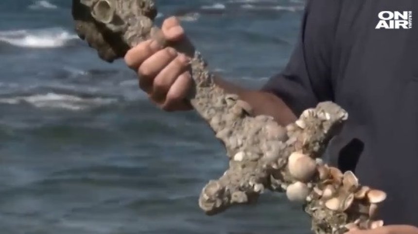 Водолаз попадна на рицарски меч на 900 г. в Средиземно море