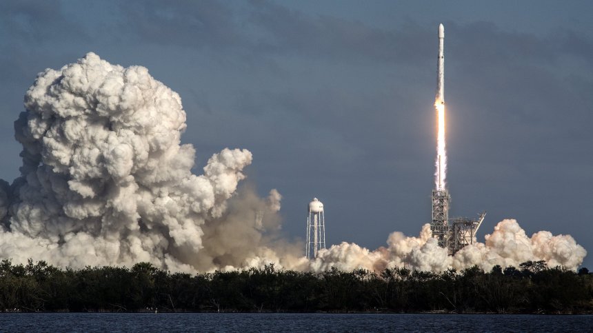 SpaceX изстреля Falcon Heavy в орбита, спътникът ѝ ще осигури интернет в Америка