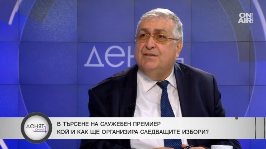 Проф. Близнашки: Представят си генерал Радев да сложи ред, идват нови протести