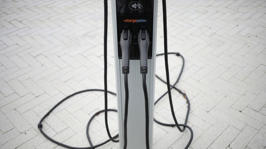 BMW с решение на проблема за зареждането на електромобилите