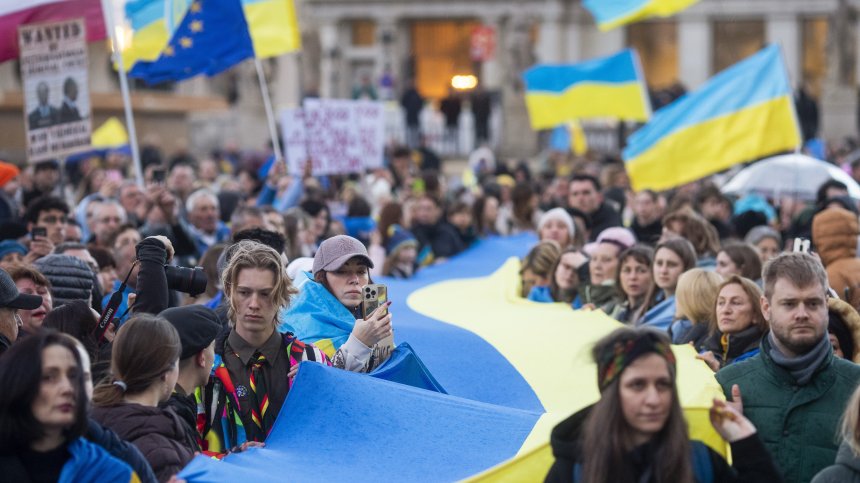 Две години война в Украйна: Многохилядни шествия в Европа и арести в Русия